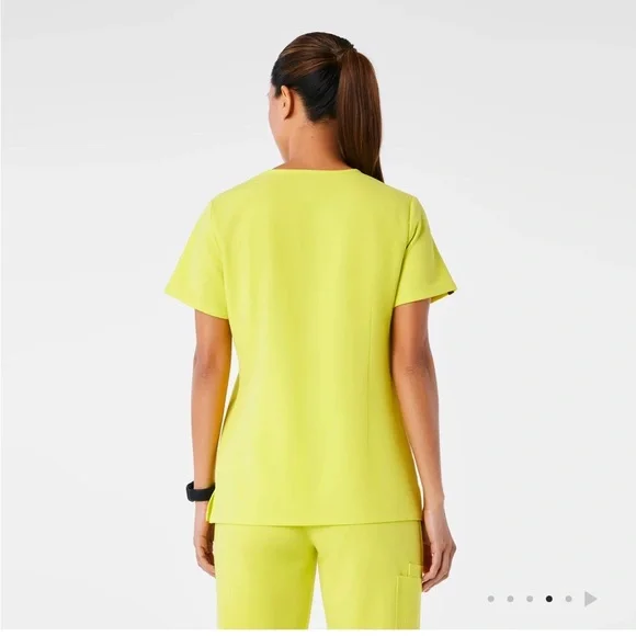 FIGS Casma Three-Pocket Scrub Top colour Serving Lime v neck with small flaw - Picture 3 of 7